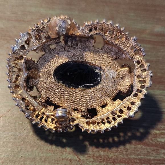 Vintage 1950's Sphinx Victorian style gold, pearl, black onyx brooch - Picture 2 of 3